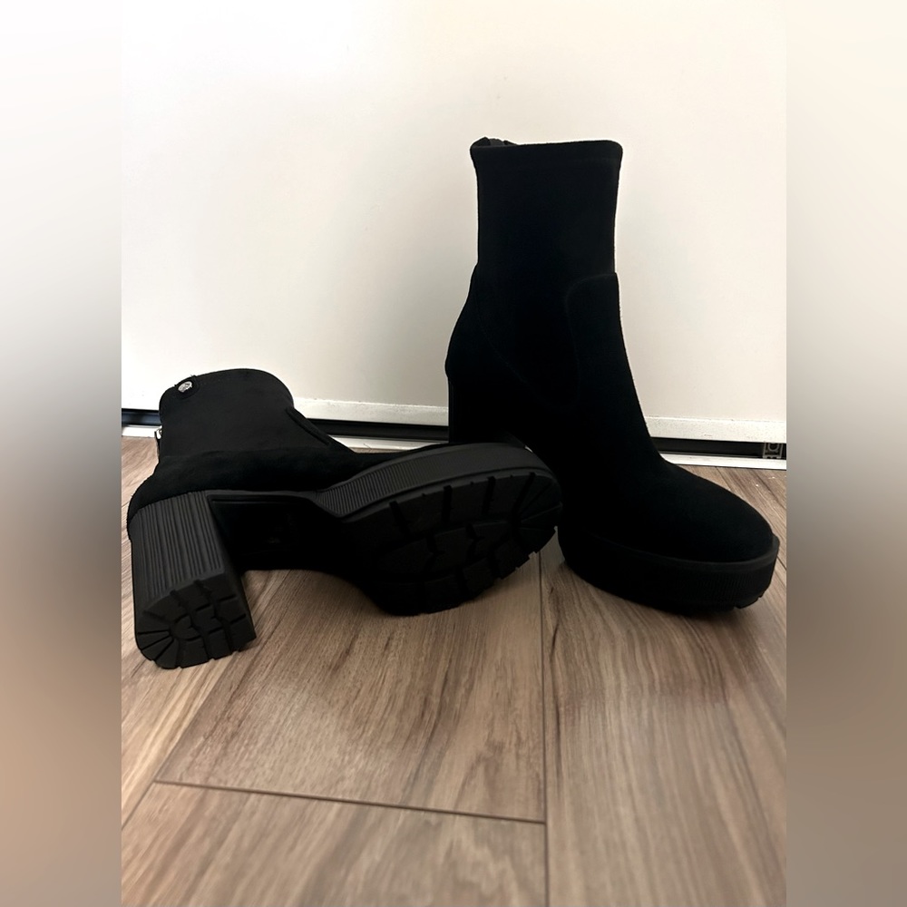 NWOT ARCTICA ANKLE BOOTS - WATERPROOF SUEDE